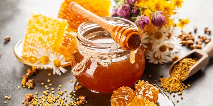 Honig hingegen ist eine guter Lieferant für Antioxidantien und ist weniger süß als Zuckerrübensirup. (Foto: Adobe Stock-George Dolgikh )