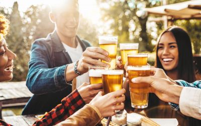 Alkoholfrei bedeutet nicht immer, dass kein Alkohol enthalten ist. Tatsächlich gibt es eine gesetzlich festgelegte Grenze von 0,5 Volumenprozent für alkoholfreie Getränke. (Foto: AdobeStock - Davide Angelini 570233392)