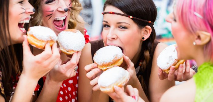 Wie unbedenklich ist Karneval mit all den Schadstoffen in Schminke, Krapfen und Kostümen? (Foto: AdobeStock - Kzenon 315387652)