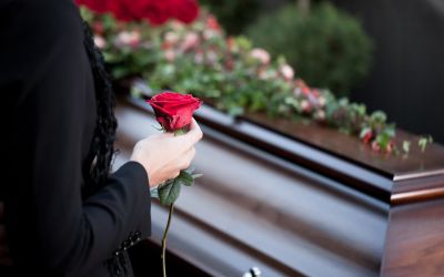 Es kann eine gute Ausrede sein, um nicht arbeiten zu müssen, wenn man sagt, dass man zu einer Beerdigung gehen muss. Man könnte auch vorgeben, einen Angehörigen verloren zu haben. (Foto: AdobeStock - Kzenon 36229387)