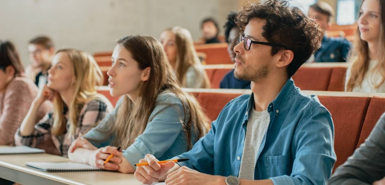 Finanzielle Unterstützung für das Studium: BAföG, Studienkredit oder (Foto: AdobeStock - Gorodenkoff 206335315)