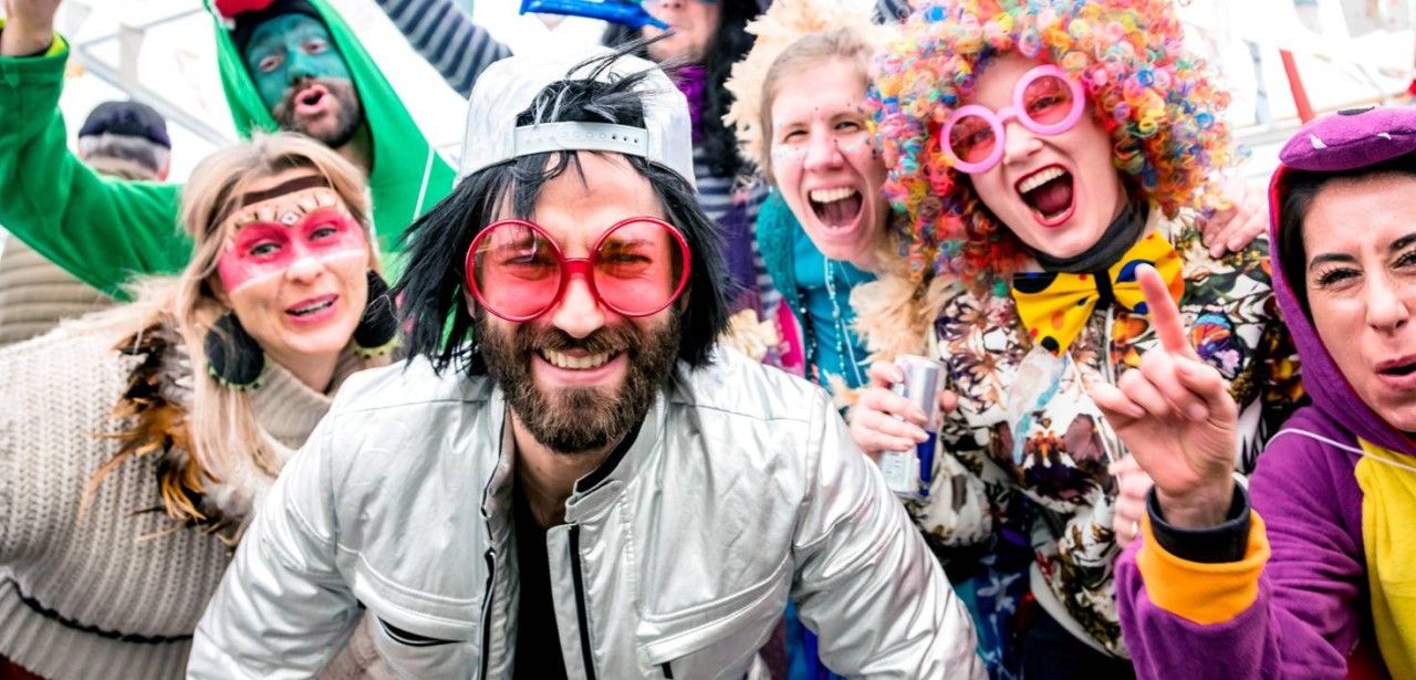 Die verschiedenen Bezeichnungen von Karneval, Fasching und Fastnacht (Foto: AdobeStock 402833990 karepa)