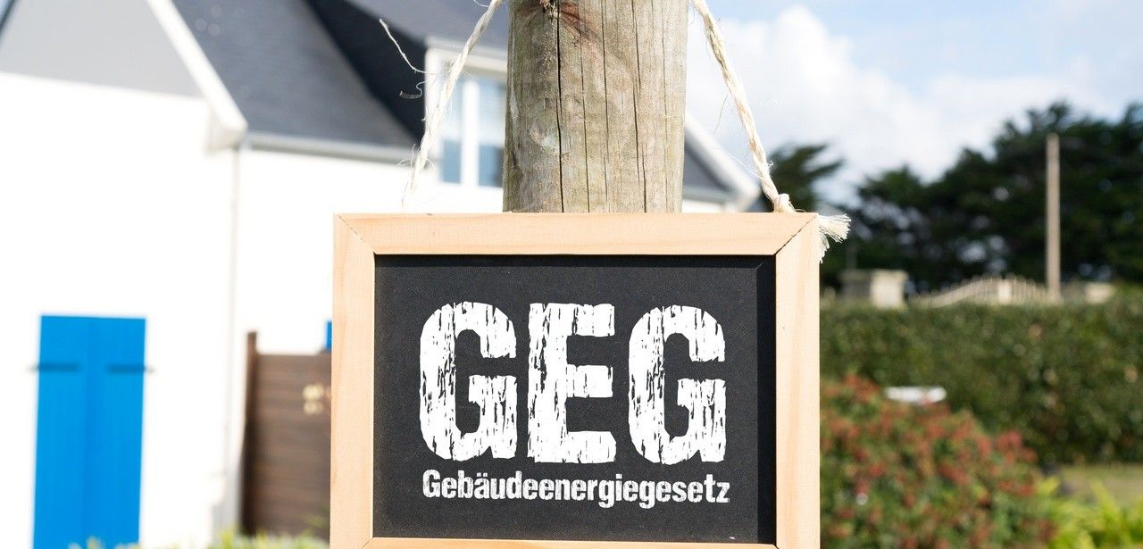 Neue Vorgaben für Heizungen und Gebäude: Vereinbar mit (Foto: AdobeStock - studio v-zwoelf 598495838)