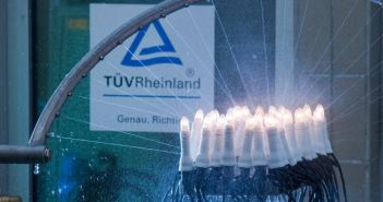 Sicherer Transport: Tipps für den Weihnachtsbaumtransport (Foto: TÜV Rheinland)