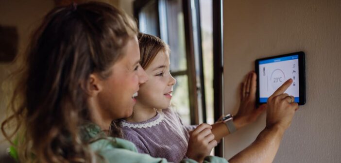 Smart Thermostat: Intelligente Heizlösung für mehr Komfort und Effizienz (Foto: AdobeStock - 691378113 Halfpoint)