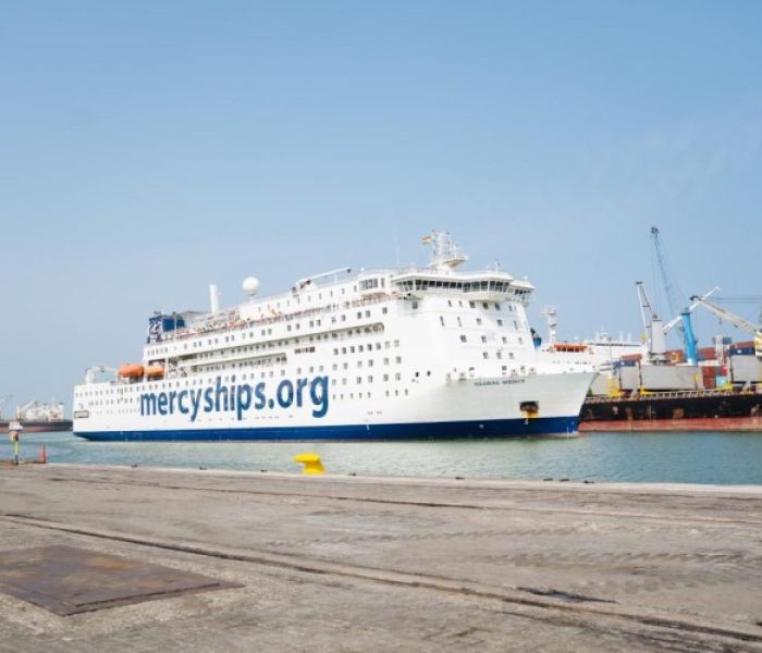 Die Global Mercy bei ihrer Ankunft in Tema (Foto: Mercy Ships)